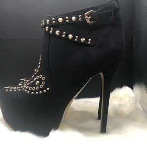 Mochi Suede and Gold Studs Black -Size 10